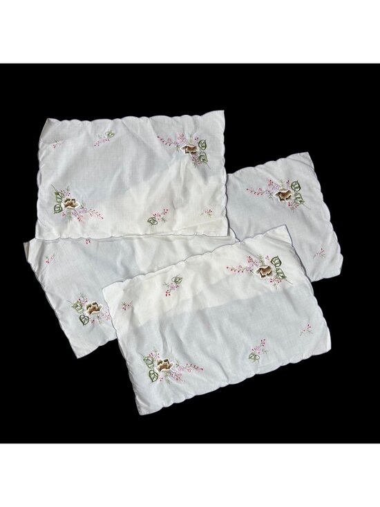 Other - Vintage Embroidered Floral Fabric Placemats Set Of 4 Scalloped Edges Cream Green